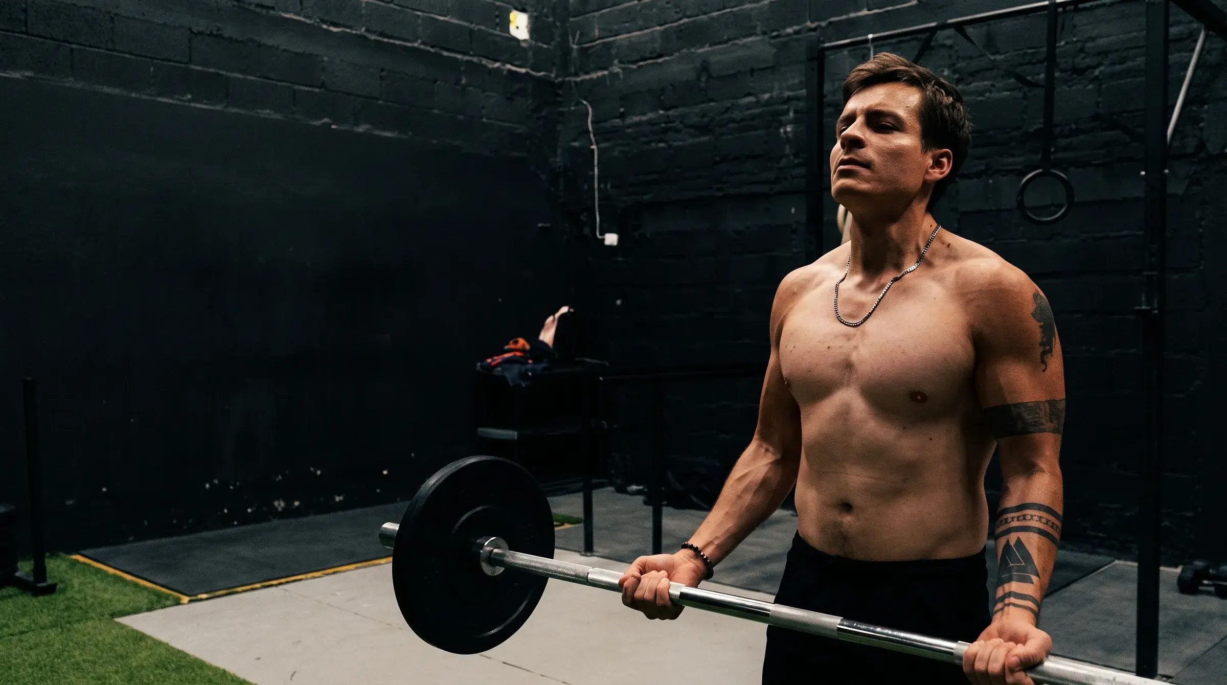 Pablo entrenando curl con barra en el gimnasio Nómada